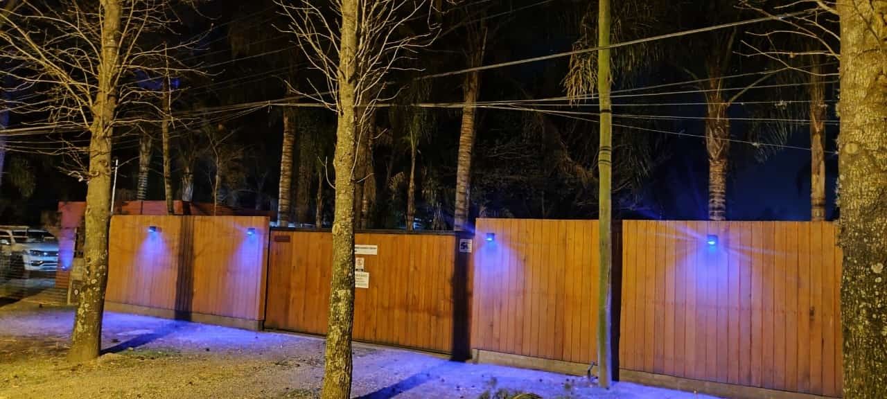 Cerco de madera del predio iluminado de noche